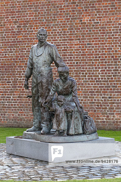 Legacy Sculpture  Auswandererfamilie  von Mark de Graffenried  am Hafen  Liverpool  Merseyside  England  Großbritannien