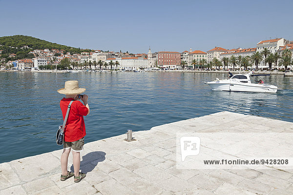 Junge fotografiert  Uferpromenade  Split  Dalmatien  Kroatien