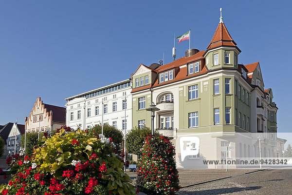 Marktplatz mit Rathaus  Bergen  Insel Rügen  Mecklenburg-Vorpommern  Deutschland