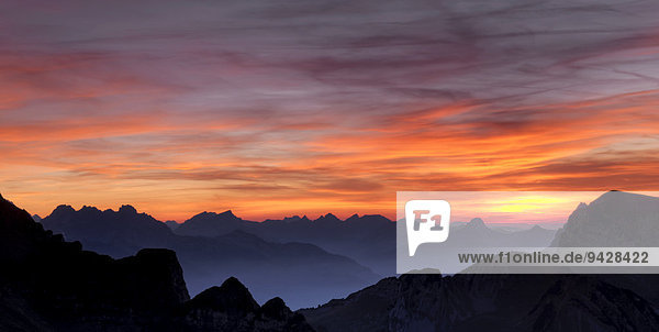 Sonnenuntergang in den Schweizer Alpen  Schweiz  Europa