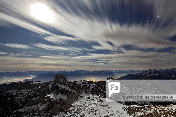 Vollmond in den Schweizer Ostalpen im Alpstein mit Blick zum Altmann vom Säntis  Schweiz  Europa