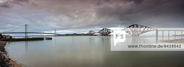 Links die Forth Road Bridge und rechts die Forth Railway Bridge in Queensferry  Schottland  Großbritannien  Europa