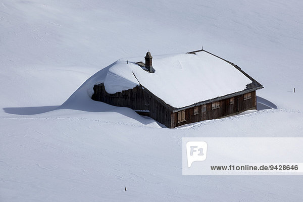 Verschneite Berghütte Risi am Risipass im Alpstein in den Schweizer Ostalpen  Schweiz  Europa