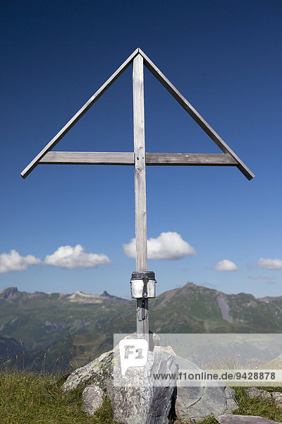 Gipfelkreuz auf dem Vorder Hohberg vor den Glarner Alpen  Kanton Glarus  Schweiz  Europa