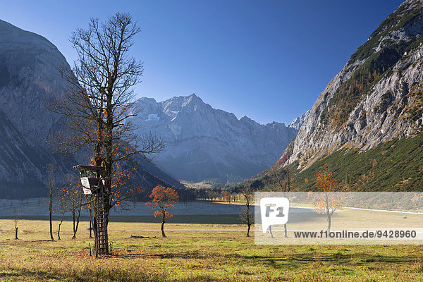 Herbstwetter im Karwendelgebirge am Morgen Ahornboden mit Ahornbäumen Österreich Europa