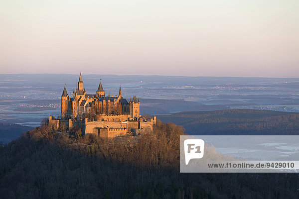 Morgenstimmung an der Burg Hohenzollern vom Zeller Horn aus Schwäbische Alb bei Hechingen Baden-Württemberg Deutschland Europa