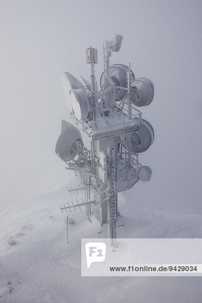 Funkstation auf der Zugspitze im Schnee  Bayern  Deutschland  Europa