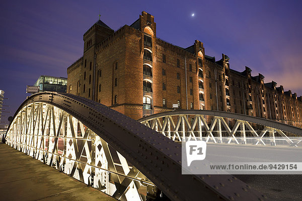 Brücke bei Nacht zur blauen Stunde in der Speicherstadt  Hamburg  Deutschland  Europa