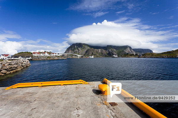 Hafenanlage von Heaningsvear  bei schönem Wetter auf den Lofoten  Skandinavien  Norwegen  Skandinavien  Europa  ÖffentlicherGrund