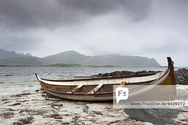 Boot am Sandstrand bei Regen  Lofoten  Norwegen  Skandinavien  Europa  ÖffentlicherGrund