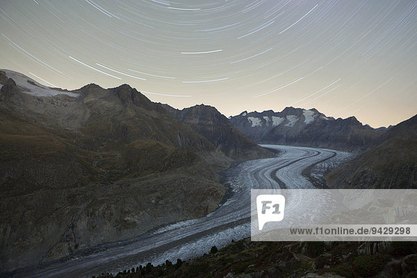 Nachtaufnahme mit Sternstreifen vom Aletschgletscher  gesehen von der Moosfluh  Riederalp  Wallis  Schweiz  Europa