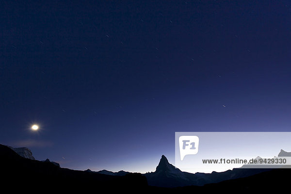 Nachtaufnahme vom Matterhorn und Mond am Stellisee  Zermatt  Wallis  Schweiz  Europa