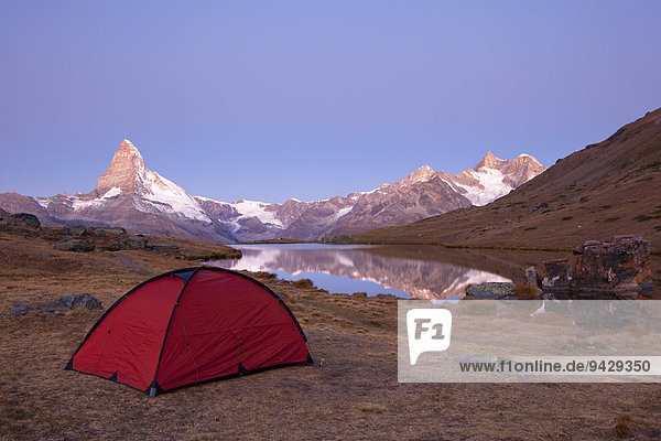 Rotes Zelt im ersten Morgenlicht am Stellisee mit Blick auf das Matterhorn  Zermatt  Wallis  Schweiz  Europa
