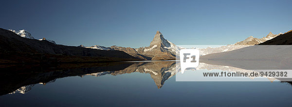 Matterhorn mit Spiegelung im Stellisee im ersten Morgenlicht  Zermatt  Wallis  Schweiz  Europa