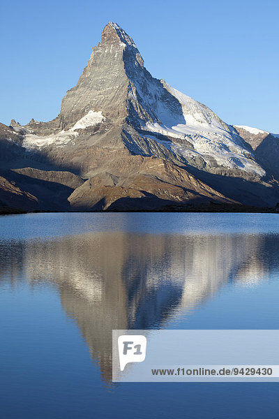 Morgenstimmung mit Matterhorn und Spiegelung im Stellisee Zermatt Wallis Schweizer Alpen Schweiz Europa ÖffentlicherGrund