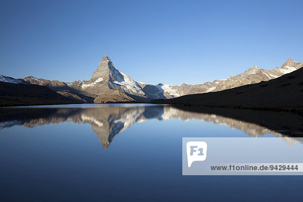 Morgenstimmung mit Matterhorn und Spiegelung im Stellisee Zermatt Wallis Schweizer Alpen Schweiz Europa ÖffentlicherGrund