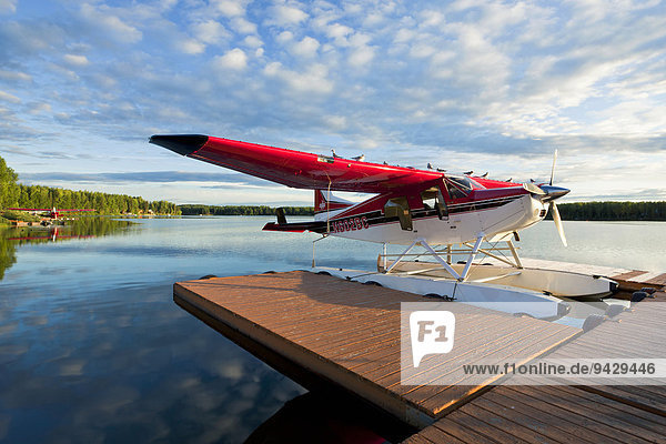 Wasserflugzeug im Dock bei Willow in Alaska  USA  ÖffentlicherGrund