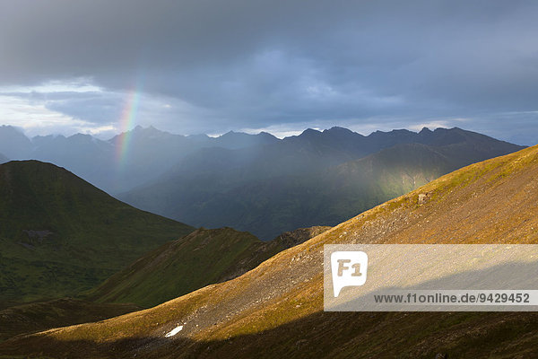 Abendstimmung mit Regenbogen und Regen in den Talkeetna Mountains  Alaska  USA