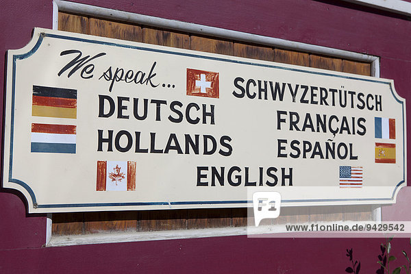 Schild an einem mehrsprachigen Geschäft in Dawson City  Kanada  Nordamerika  ÖffentlicherGrund