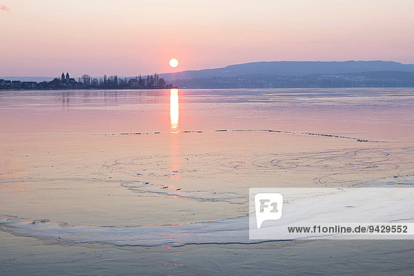 Bodensee mit Eisfläche bei Sonnenuntergang  Allensbach  Baden-Württemberg  Deutschland  Europa  ÖffentlicherGrund