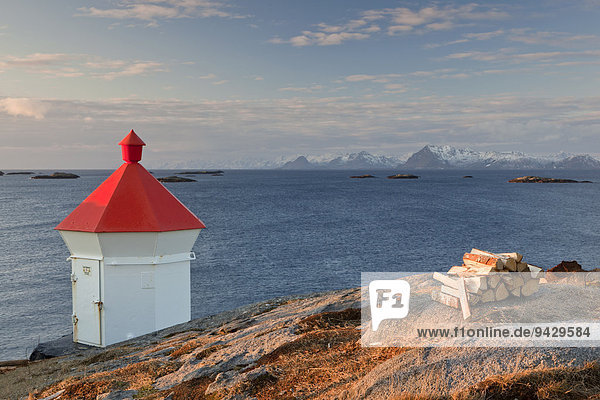 Leuchtturm an der Küste  Henningsvaer  Lofoten  Norwegen  Europa  ÖffentlicherGrund