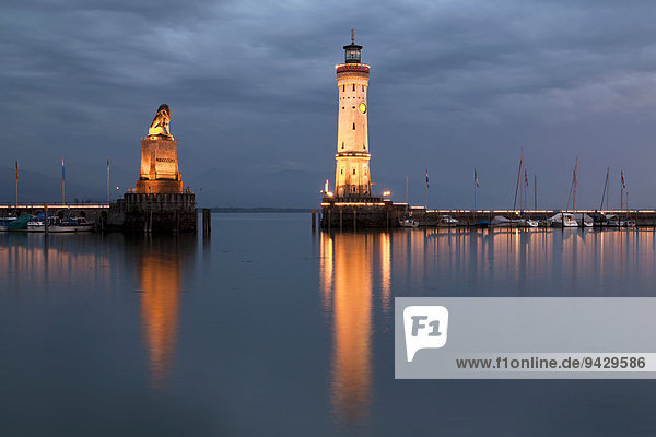 Hafeneinfahrt mit Leuchtturm und Löwenstatue im Abendlicht  Lindau  Bayern  Deutschland  Europa  ÖffentlicherGrund