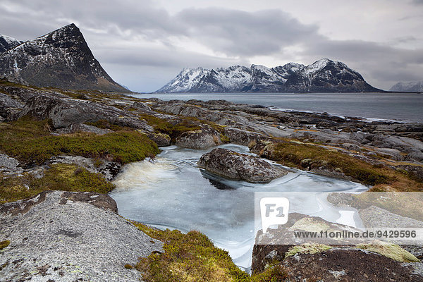 Kleiner Eissee vor Schlechtwetterfront bei Bessa  Lofoten  Norwegen  Europa  ÖffentlicherGrund