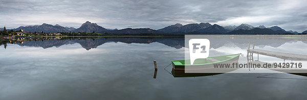 Abendstimmung am Hopfensee im Allgäu bei Füssen Bayern Deutschland Europa ÖffentlicherGrund
