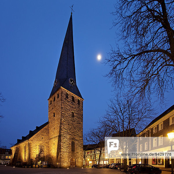 St.-Georgs-Kirche mit schiefem Turm in der Altstadt bei Dämmerung  Hattingen  Ruhrgebiet  Nordrhein-Westfalen  Deutschland