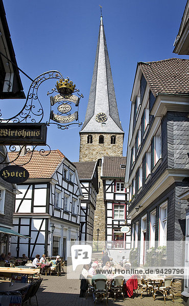Altstadt mit der St. Georgs-Kirche  Hattingen  Ruhrgebiet  Nordrhein-Westfalen  Deutschland