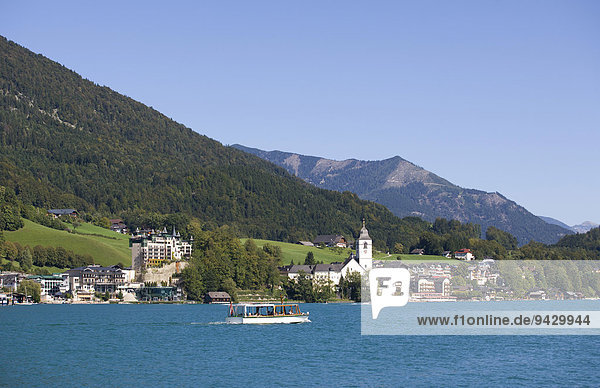 Regular service boat on Wolfgangsee Lake  with the pilgrimage church at the back  St. Wolfgang  Salzkammergut  Upper Austria  Austria