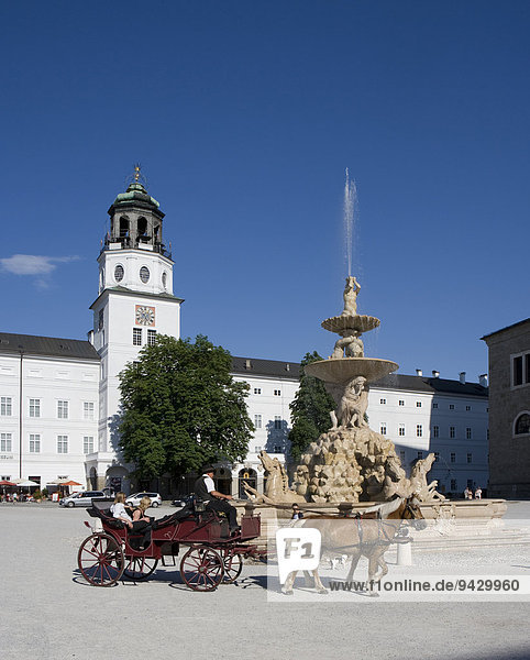 Fiaker  Glockenspiel  Residenzbrunnen  Residenzplatz  Salzburg  Österreich