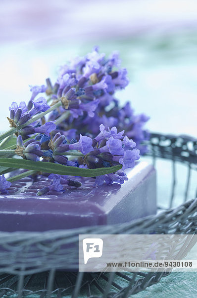 Lavendelblüten und Seife in einem Drahtkorb