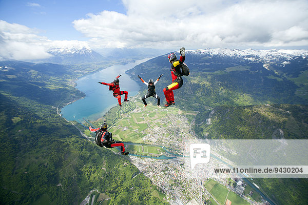 Fallschirmspringer in Freifall,  Interlaken,  Kanton Bern,  Schweiz,  Europa