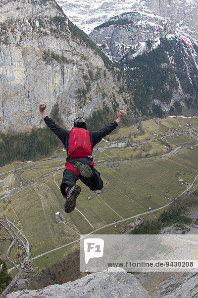 Fallschirmspringer im Freifall  Lauterbrunnen  Kanton Bern  Schweiz  Europa