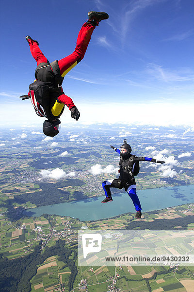 Zwei Fallschirmspringerinnen  Buttwil  Kanton Aargau  Schweiz  Europa