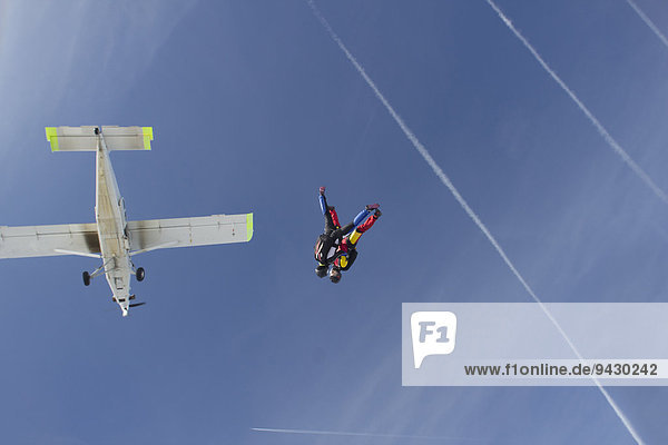 Zwei Fallschirmspringerinnen  Eschbach  Baden-Württemberg  Deutschland  Europa