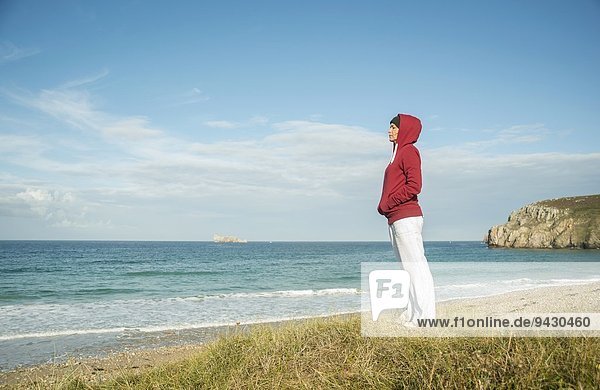 Reife Frau mit Blick aufs Meer  Camaret-sur-mer  Bretagne  Frankreich