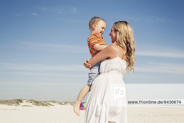 Mittlere erwachsene Mutter mit Sohn am Strand  Kapstadt  Westkap  Südafrika