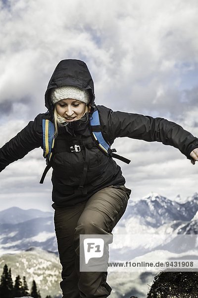 Junge Frau beim Bergwandern  Hundsarschjoch  Vils  Bayern  Deutschland