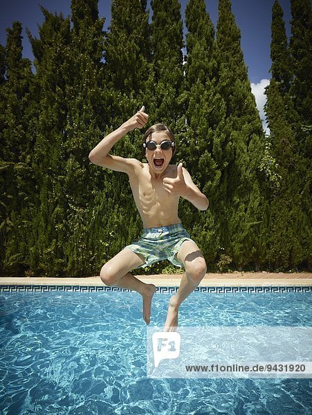 Junge springt ins Schwimmbad  Mallorca  Spanien