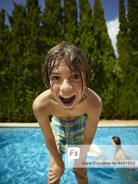 Porträt eines Jungen vor dem Schwimmbad  Mallorca  Spanien