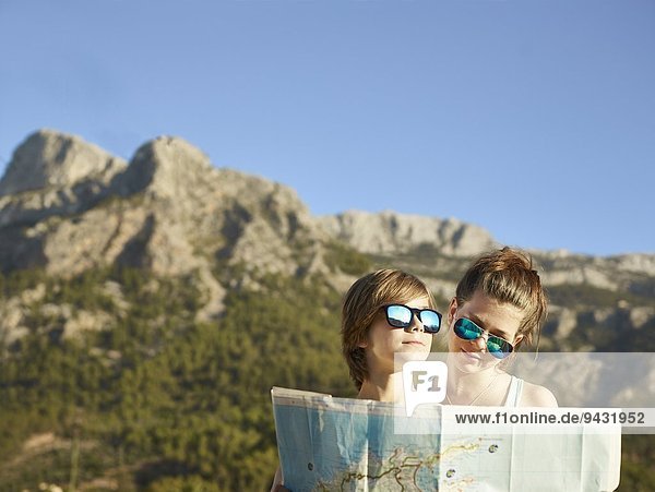 Teenager Mädchen und Bruder auf der Karte  Mallorca  Spanien