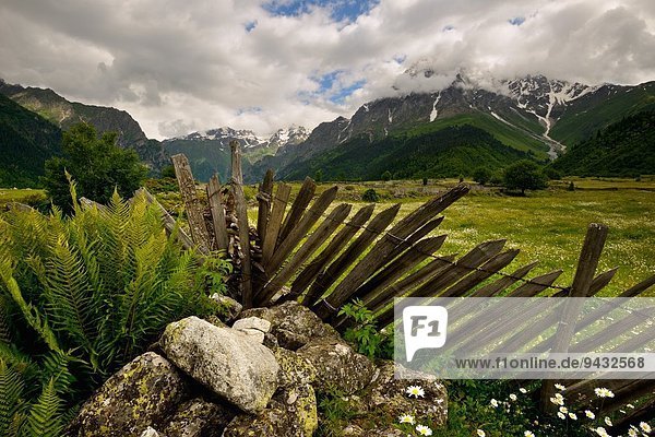 Zaun und ferne Berge,  Mazeri Dorf,  Svaneti,  Georgien