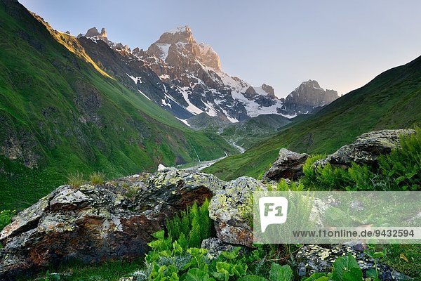 Tal und Ushba Berggipfel,  Svaneti,  Georgien