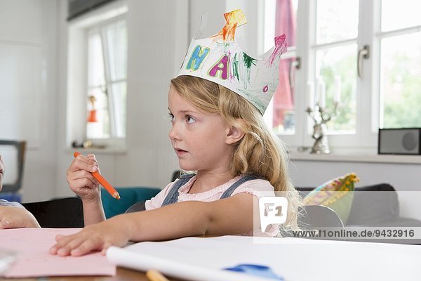 Mädchen mit selbstgemachter Papierkrone