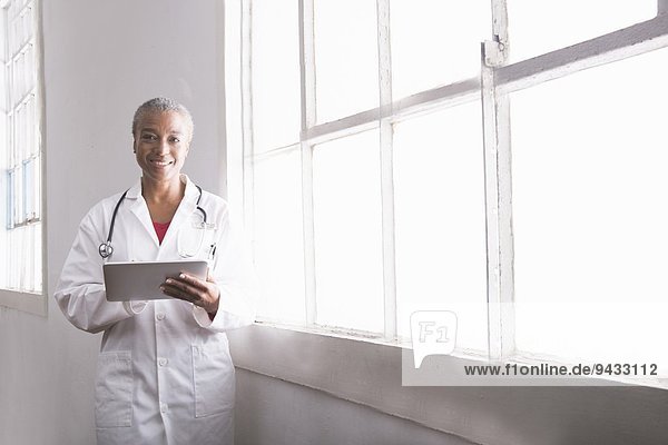 Ärztin mit digitalem Tablett  Portrait