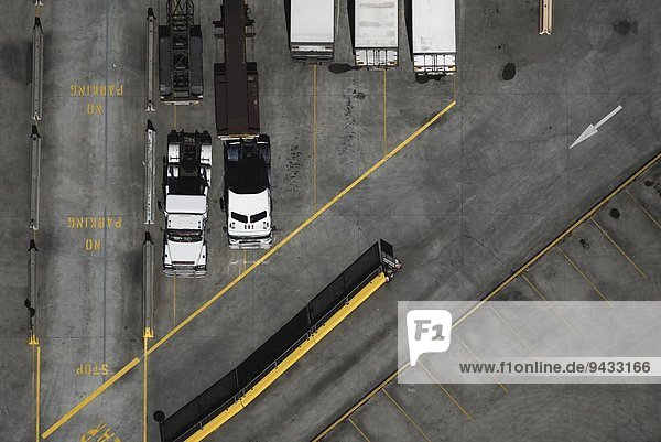 Luftaufnahme von geparkten LKWs,  Port Melbourne,  Melbourne,  Victoria,  Australien