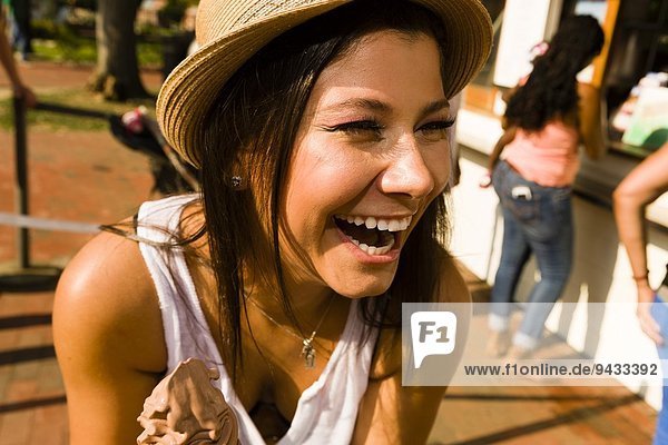 Junge Frau lacht im Park