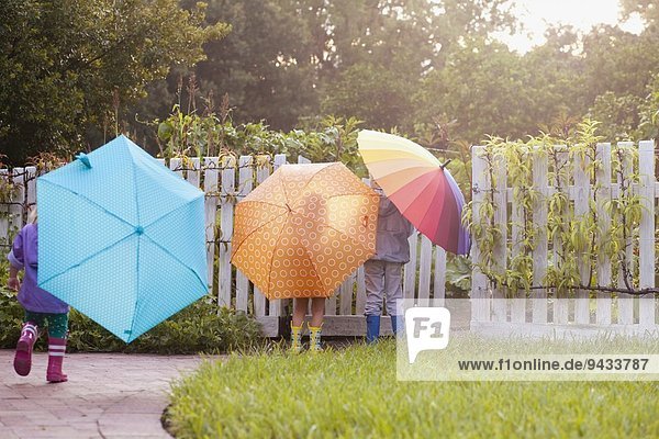 tragen,Junge - Person,Schwester,Regenschirm,Schirm,Garten,2,spielen